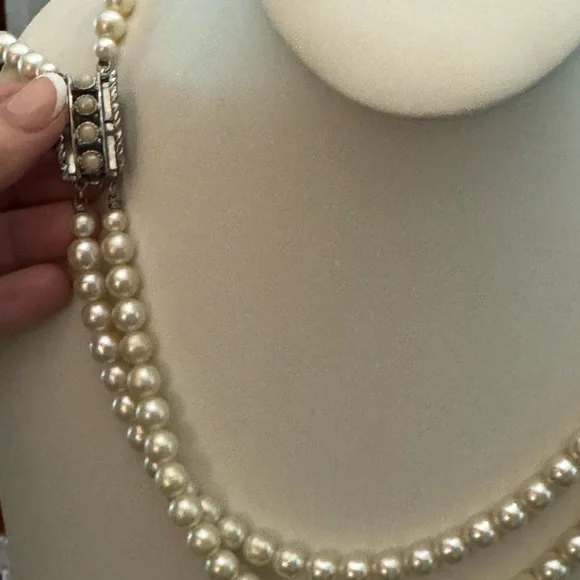 Elegant Faux Pearl Necklace with Silver Accents - Picture 5 of 8